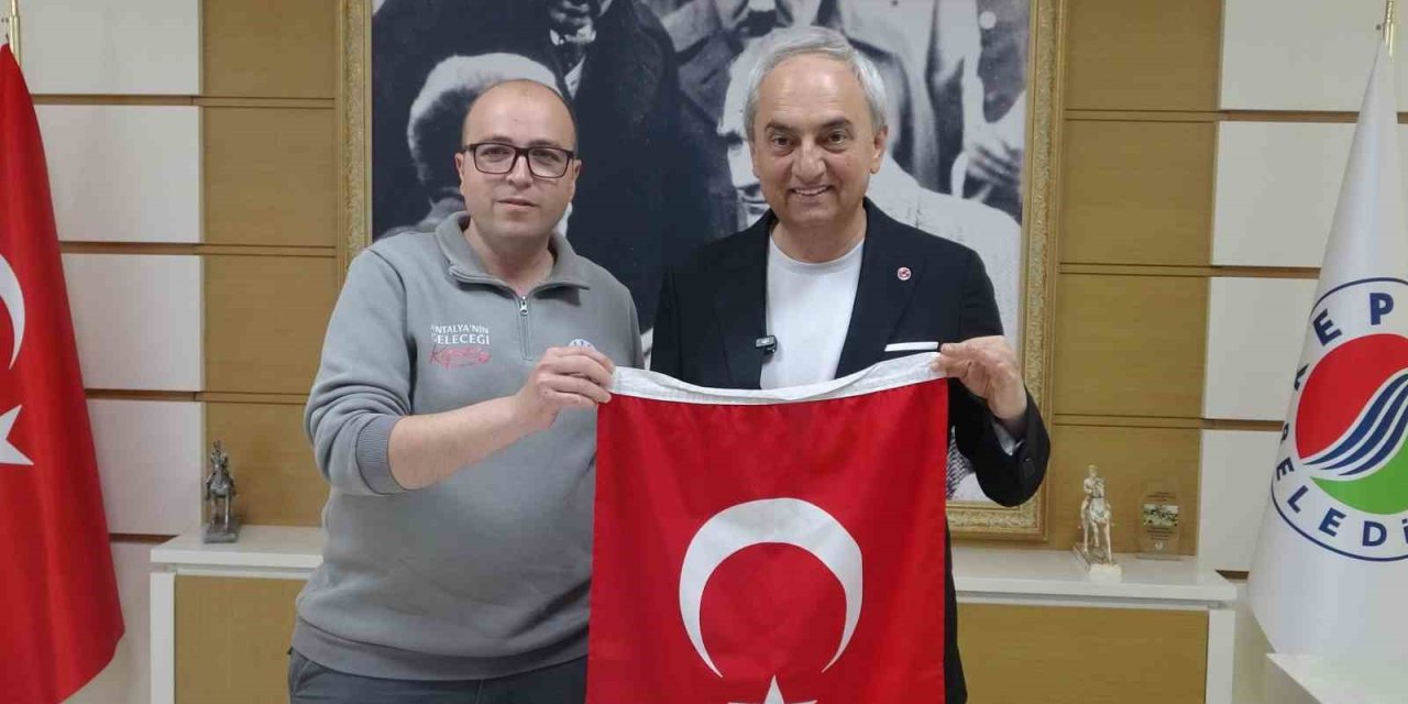 Çöpte Bulduğu Bayrağı Alıp Temizleyen Ve Kamyonuna Asan Kepez Belediyesi Çalışanına Başkandan Plaket