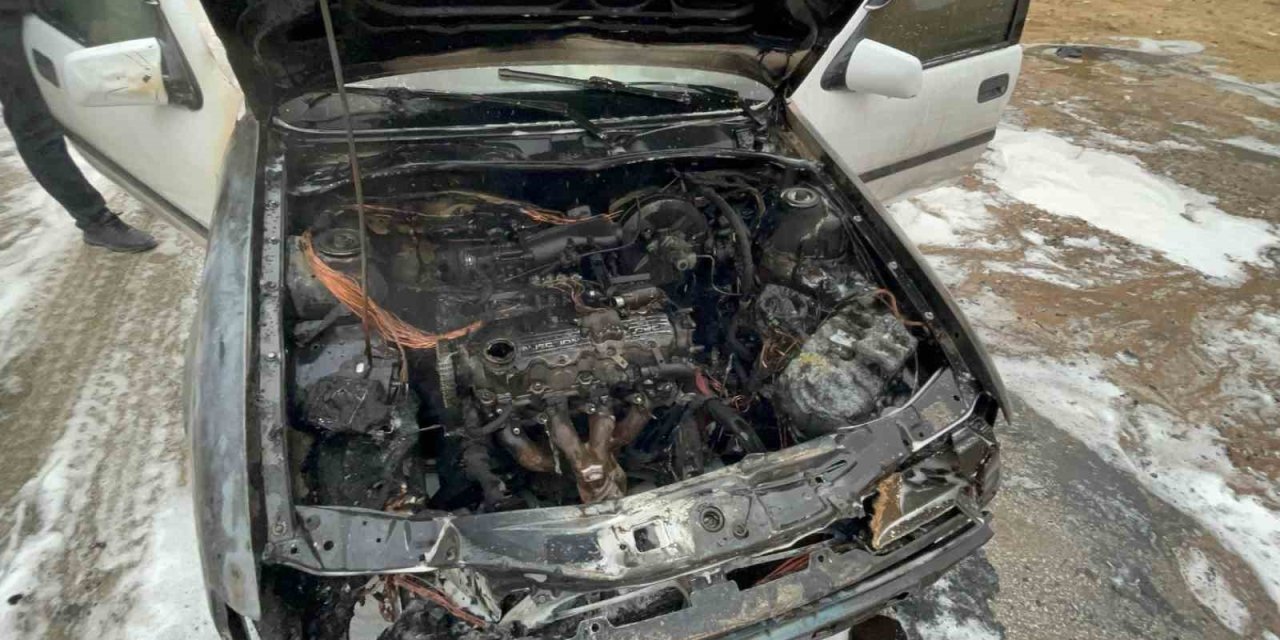 Karaman’da Alev Alan Otomobil Kullanılamaz Hale Geldi