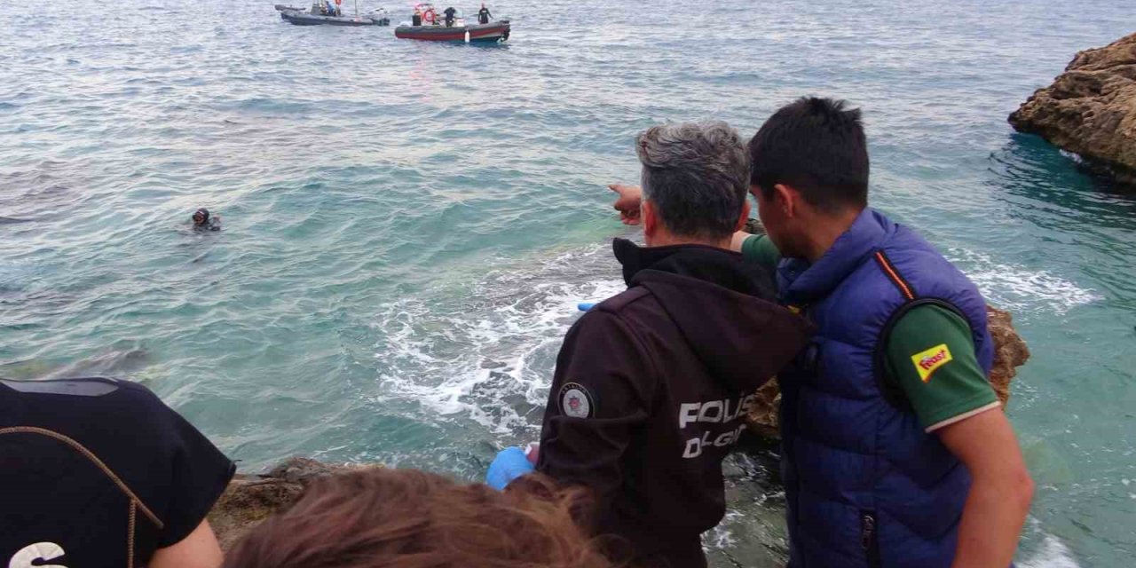 Montuyla Ayakkabısını Çıkarıp Kot Ve Atletle Denize Giren Genç Boğuldu