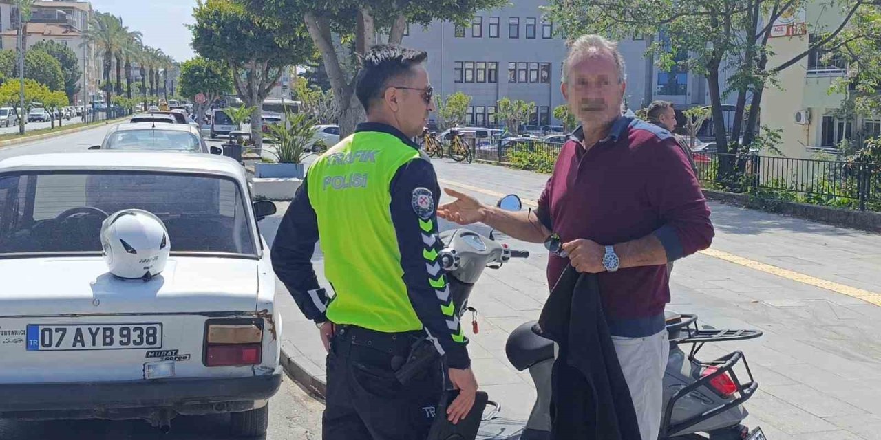 Otomobille Çarpışan Elektrikli Bisiklet Sürücüsü, Park Halindeki Aracın Altına Sürüklendi