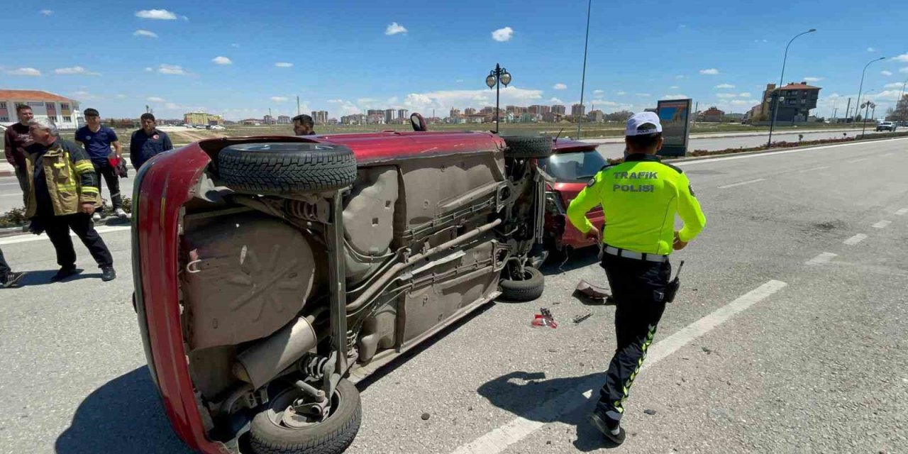 Park Halindeki Araca Çarpan Otomobilin Devrildiği Anlar Kameraya Yansıdı: 1 Yaralı