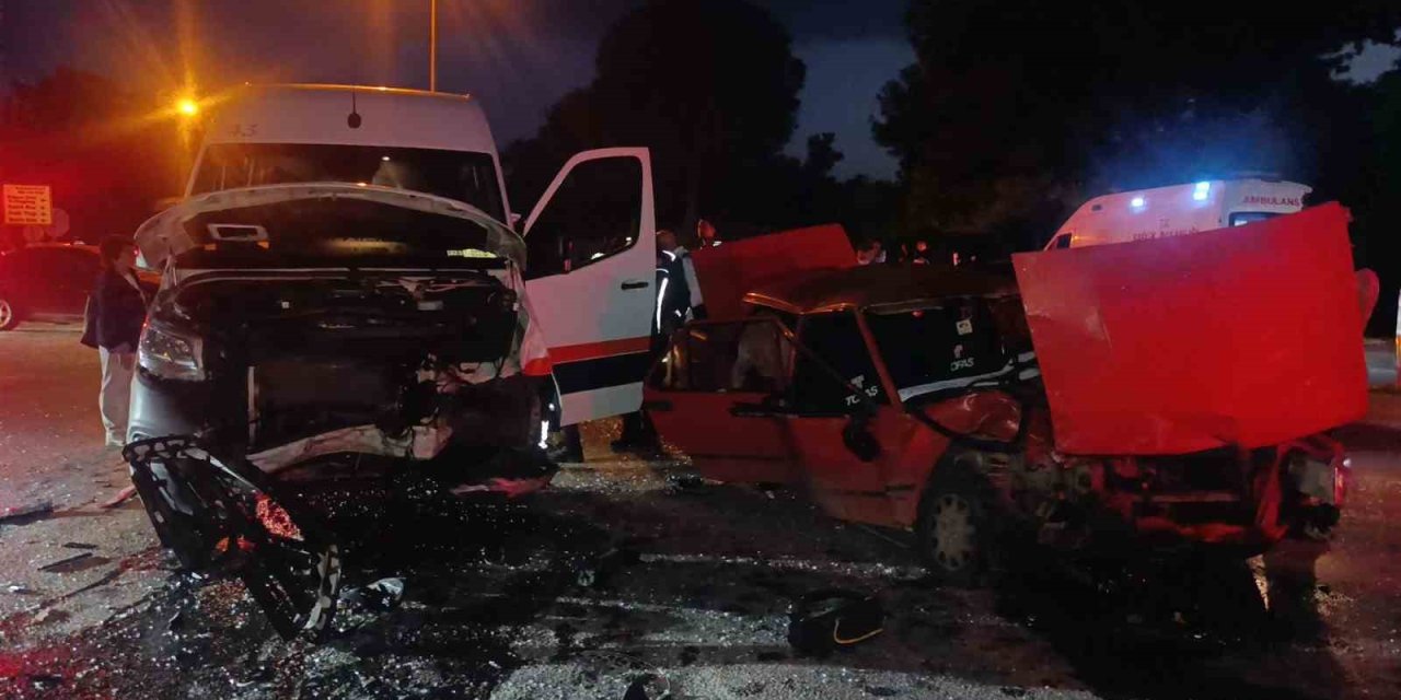 Manavgat’ta Tur Minibüsü İle Otomobil Çarpıştı: 4 Yaralı