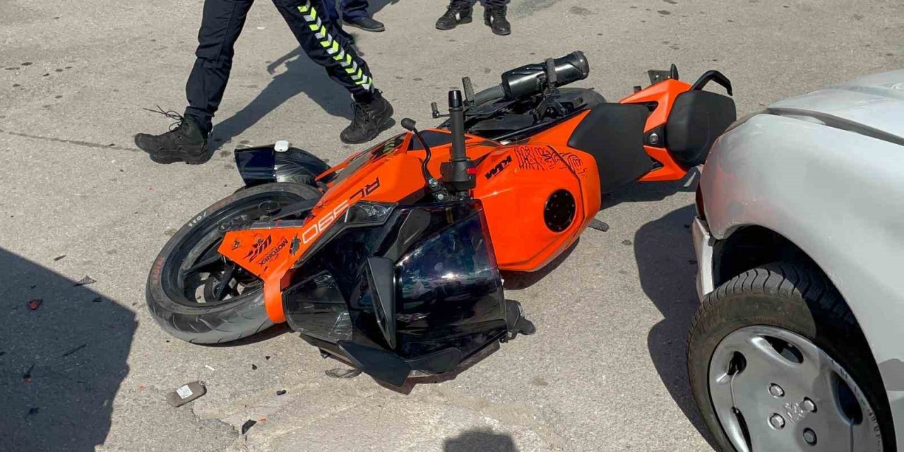 Motosikletin Otomobille Çarpıştığı Kaza Kamerada: 1 Yaralı