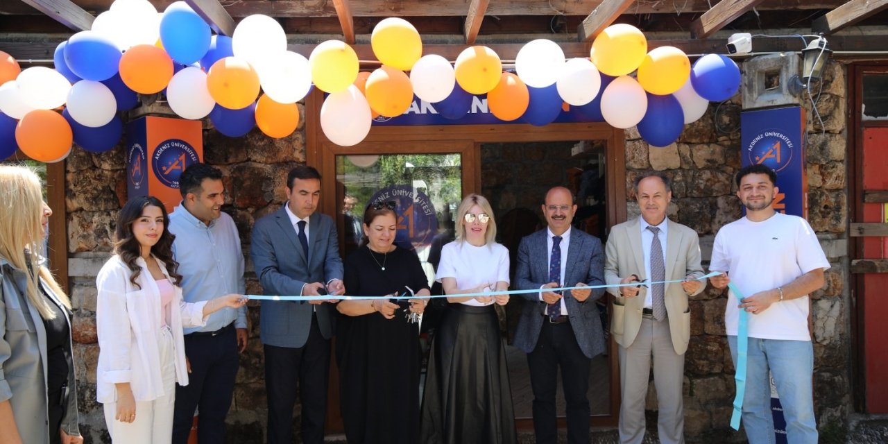 Akdeniz Üniversitesi Logolu Ürünler Mağazası Açıldı