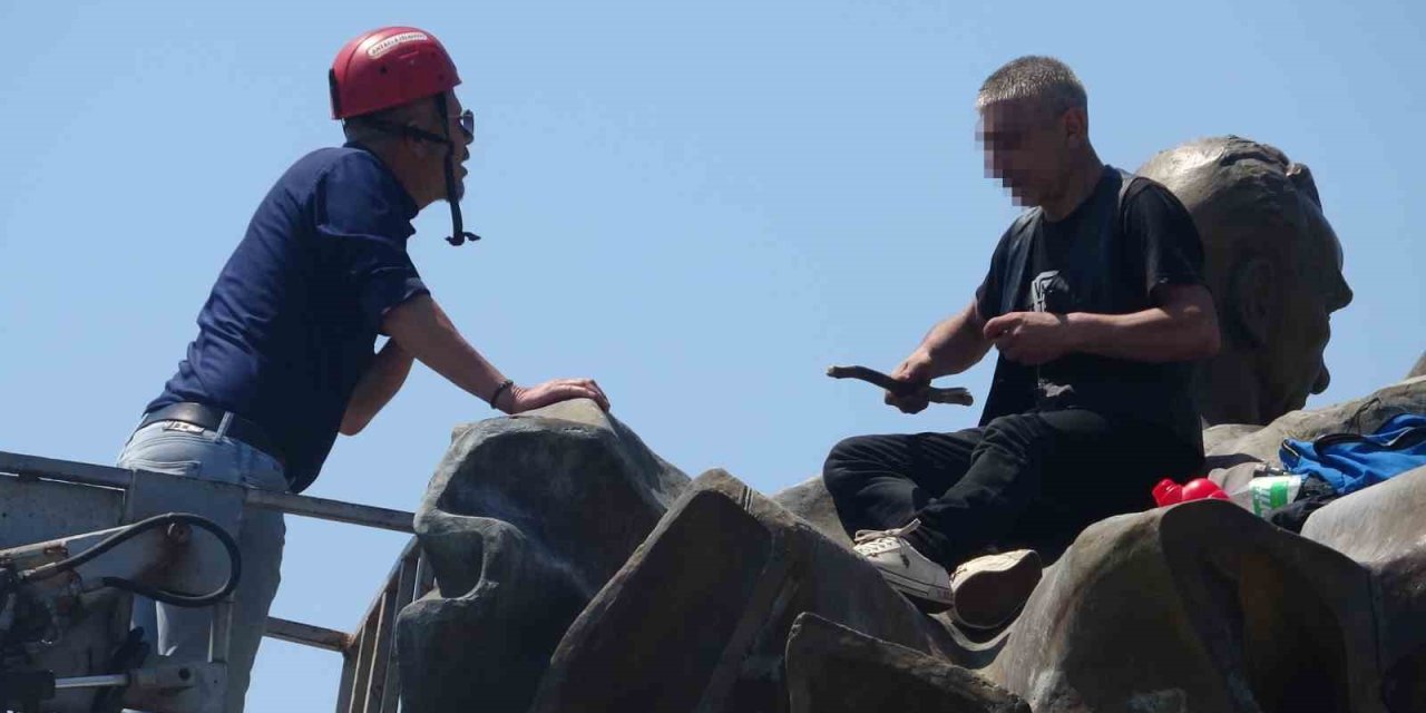 Anıtın Tepesinde Kulaklık Takıp Dans Etti Yanına Kimseyi Yaklaştırmadı