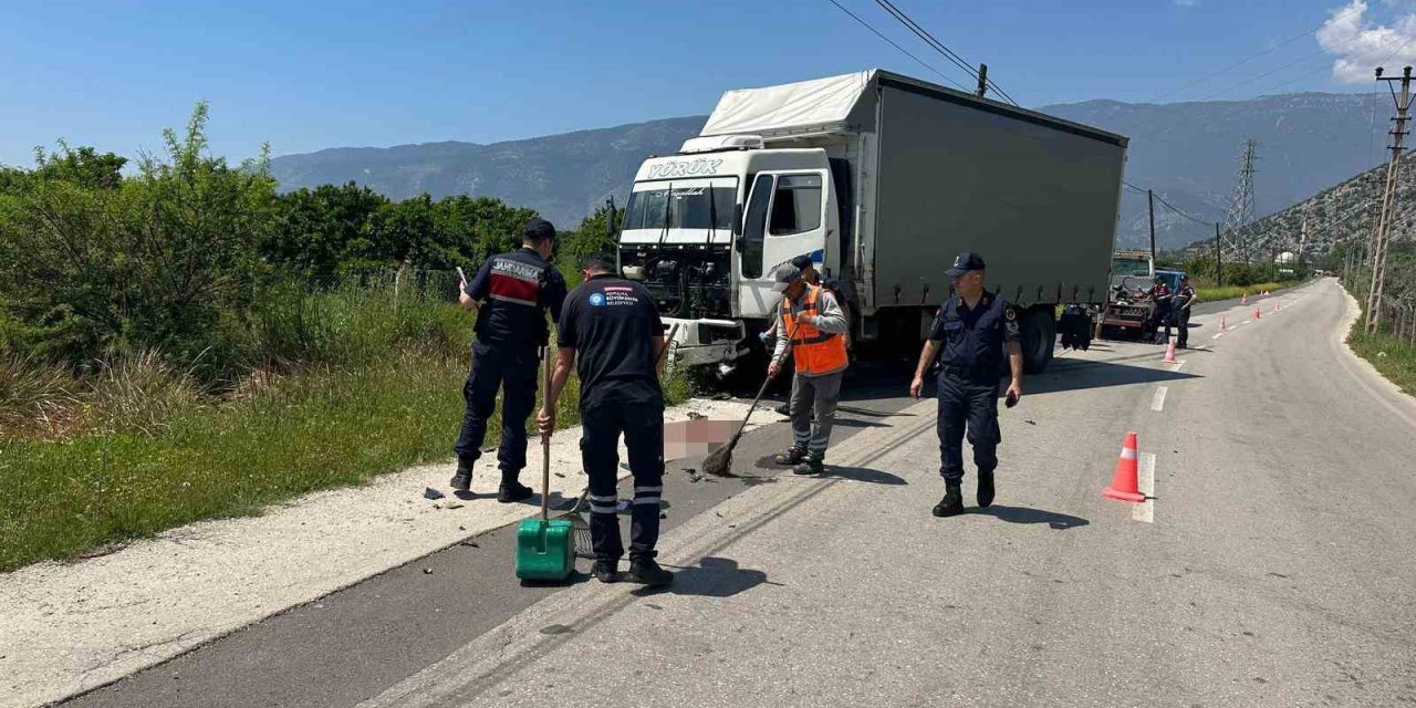 Kamyonla Çarpışan Motosikletli Hayatını Kaybetti
