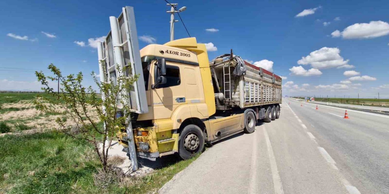 Sürücüsü Fenalaşan Tır Reklam Tabelasına Çarptı: 4 Yaralı