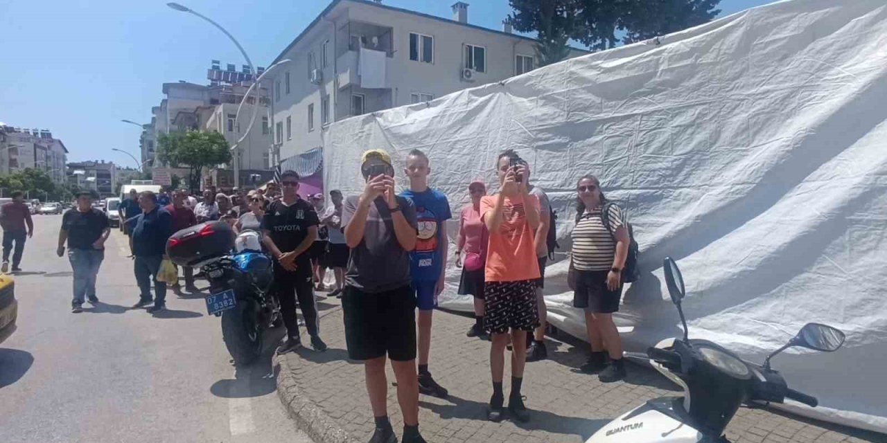 Turistler Pazar Alışverişini Bırakıp Yangın Görüntüleme Yarışına Girdi