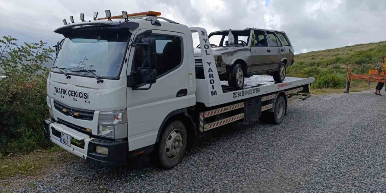 Manavgat’ta 40 Metrelik Şarampole Uçan Araçtaki 2 Kişi Yaralandı