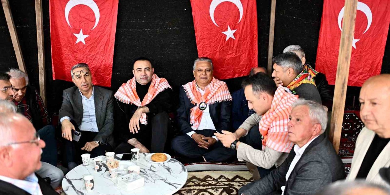Başkan Uysal, Yörüklerle Bir Araya Geldi Tuluk Başına Geçip Keşkek Dövdü