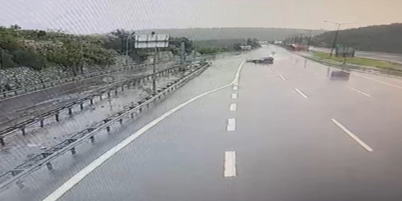Otomobil Bariyerlere Ve Araca Çarptı