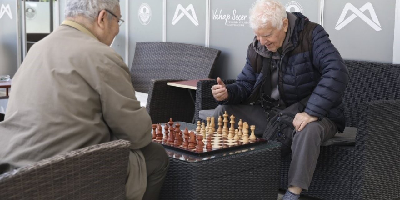 Mersin’de Emekliler Dolu Dolu Günler Geçiriyor