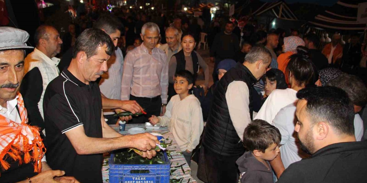 Çocukluğunda Yediği Salatalığı Unutamayan Muhtar 1 Ton Salatalık Dağıttı