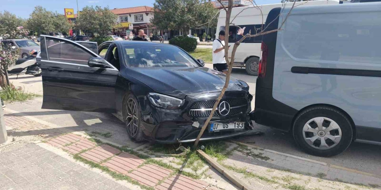 Antalya’da Minibüs Park Halindeki Araca Çarptı: 4 Yaralı