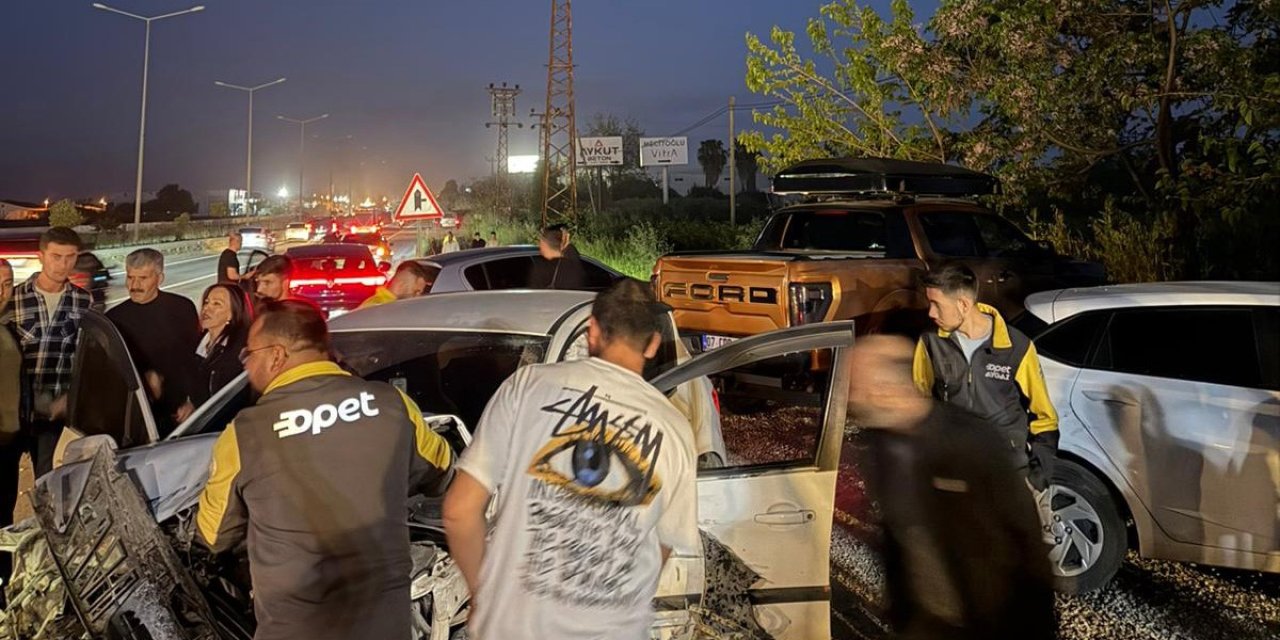 Antalya’da Kontrolden Çıkan Otomobil Park Halindeki Araçları Hurdaya Çevirdi: 4 Yaralı
