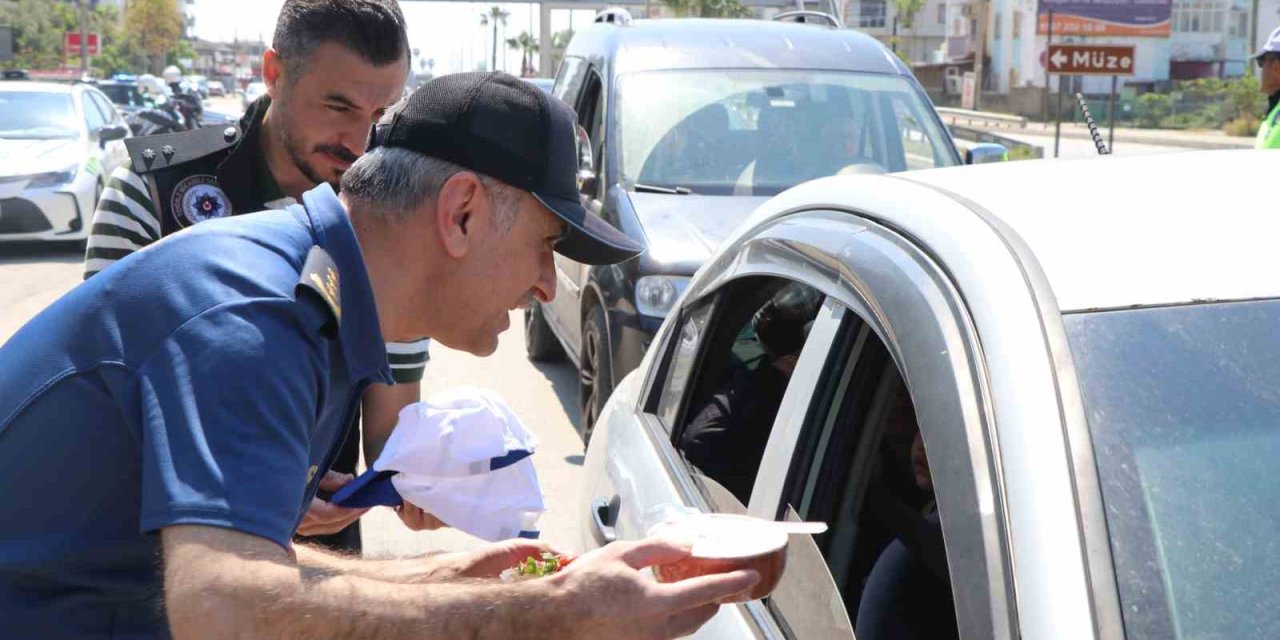 Mersin’de Yoğurt Ve Çilek İkramlı Trafik Uygulaması