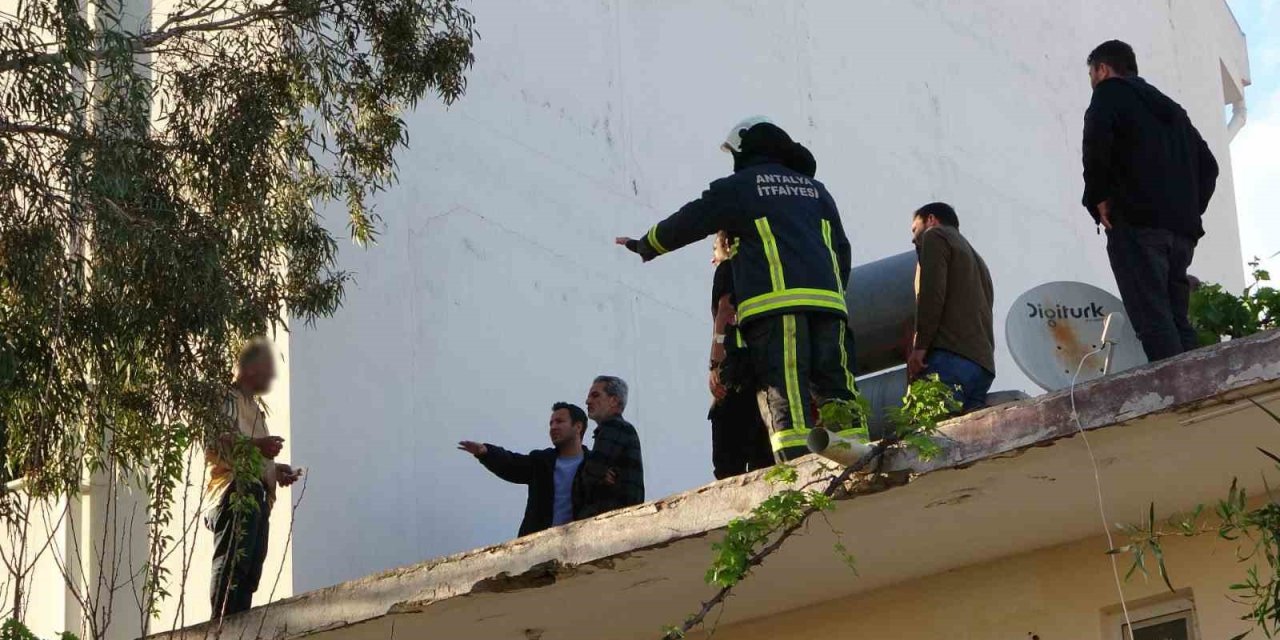 Çatıya Çıkıp Üzerine Benzin Döktü Gazeteci Oyaladı Polis Yakaladı