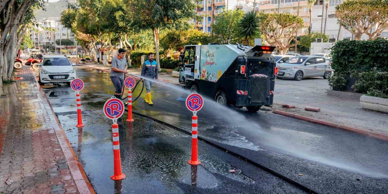 Temizlik İşleri Ekipleri Alanya’yı Bayrama Hazırlıyor