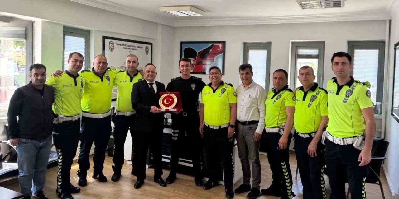 30 Yıllık Trafik Polisinden Duygulandıran Veda