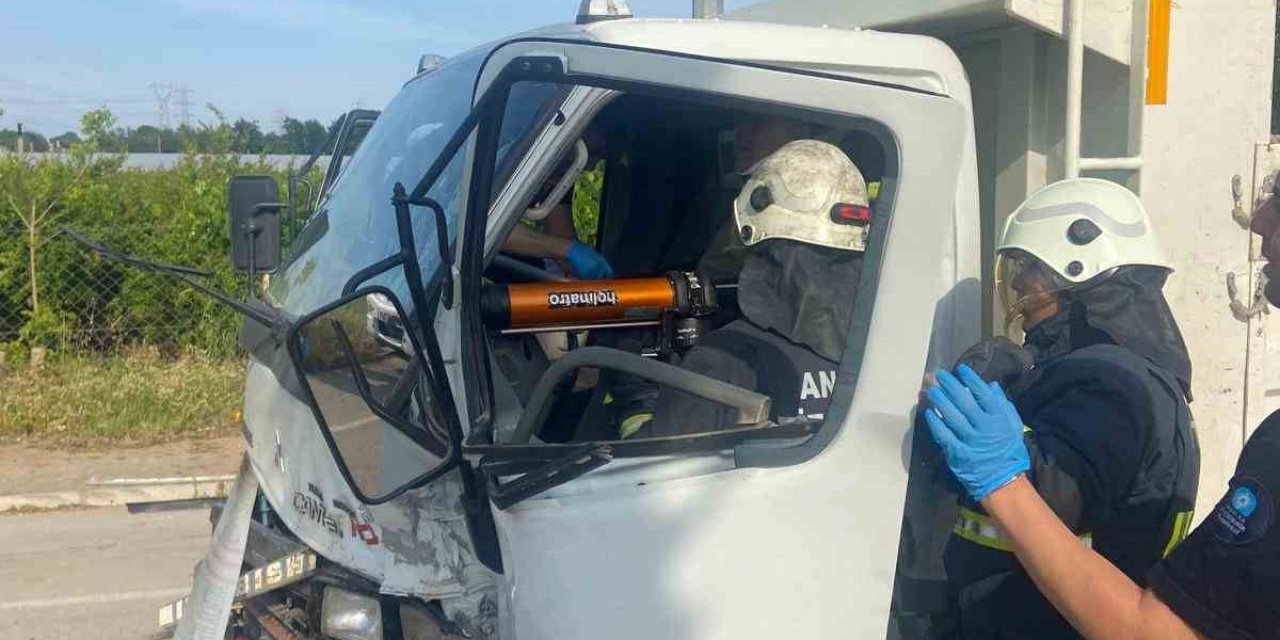 Antalya’da İki Kamyonet Çarpıştı: 2 Yaralı