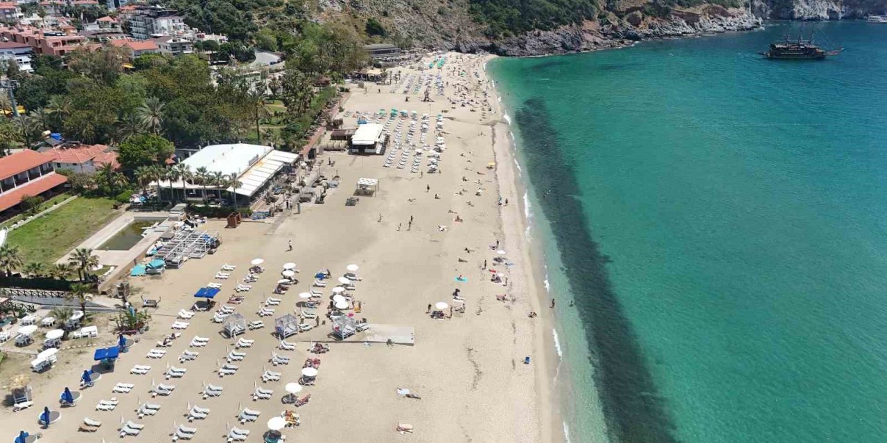 Alanya Sahillerinde Hafta Sonu Yoğunluğu