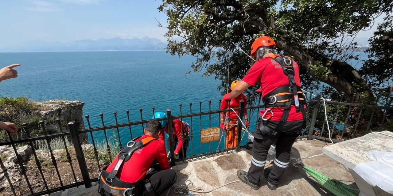 Antalya’da 40 Metrelik Falezlerde Temizlik Operasyonu