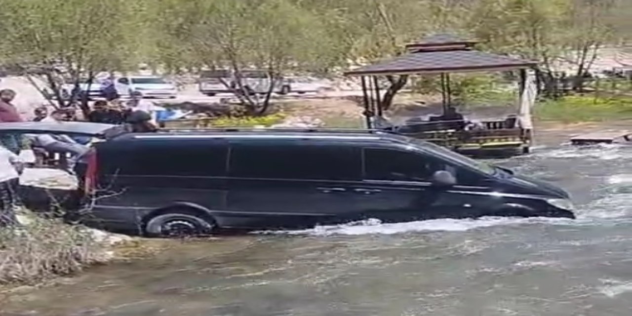Freni Boşalınca Çaya Giren Minibüs Traktör Yardımıyla Kurtarıldı