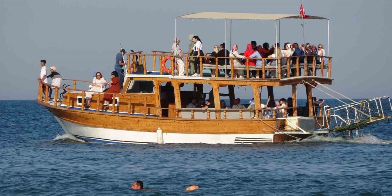 Güneşi Gören Denize Girdi: Havalar Isındı, Turizm Sezonu Başlıyor