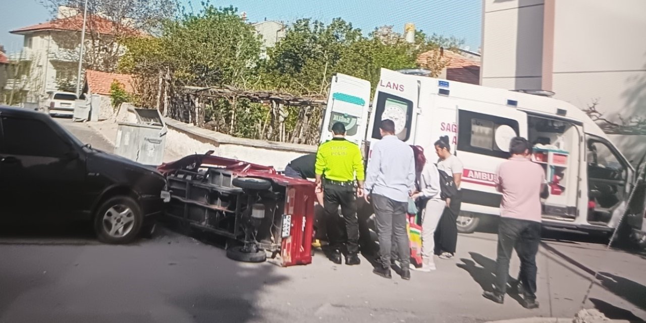 Otomobil İle Elektrikli Motosiklet Çarpıştı: 2 Yaralı
