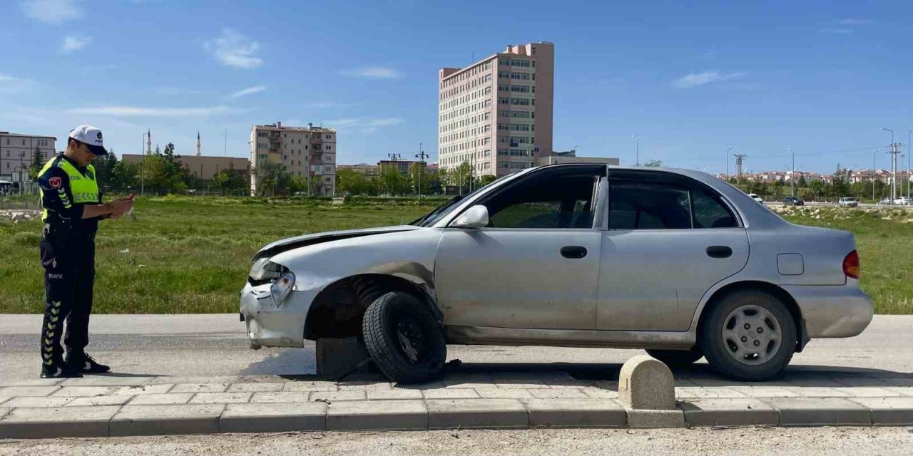 Karaman’da Otomobil Refüje Çıktı: 1 Yaralı