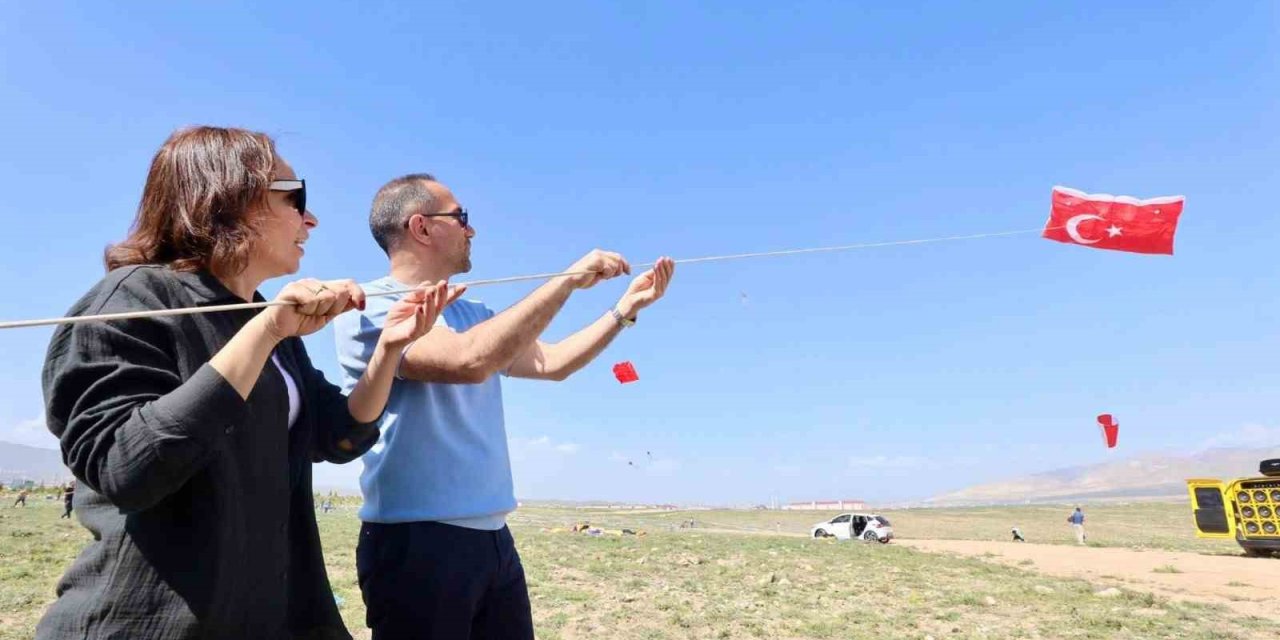 Niğde’de Gökyüzü Anneler İçin Renklendi