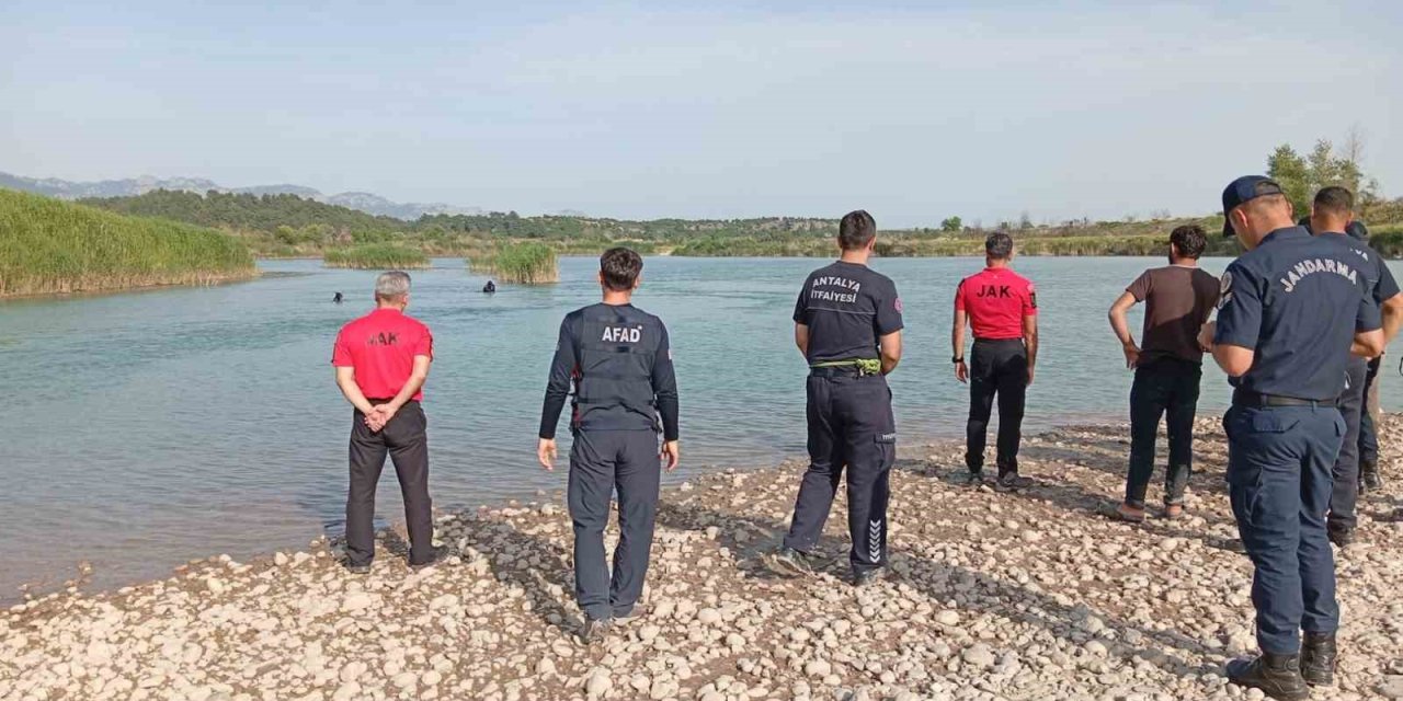 Serinlemek İçin Aksu Çayı’na Giren 3 Gençten Biri Akıntıya Kapılarak Kayboldu