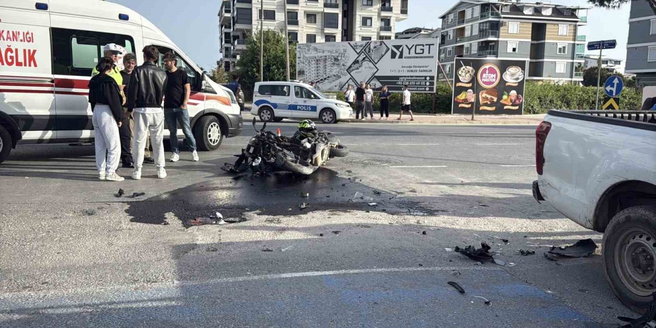 Kamyonetle Çarpışan Motosikletli Ağır Yaralandı