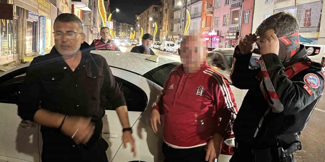 Polisin Yağmur Altında Alkollü Sürücü Ve Arkadaşı İle İmtihanı Kamerada