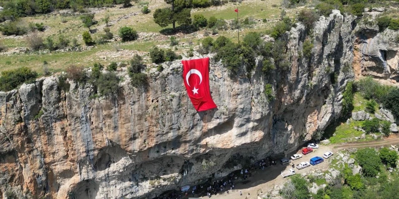 Aserin Kayası Eşsiz Manzarasıyla Dikkat Çekiyor