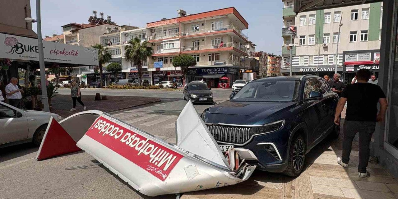 Önce Otomobile Ardından Dev Tabelaya Çarptı, O Anlar Kameraya Yansıdı