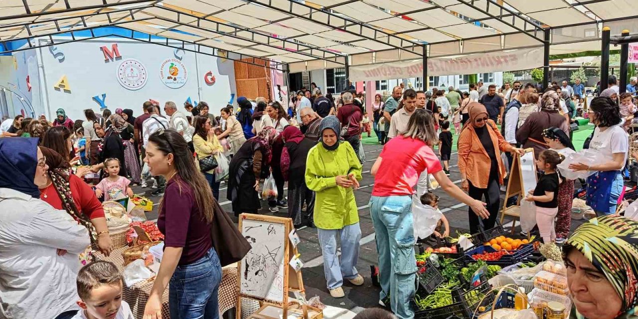 Gazzeli Çocuklar İçin Okul Bahçesini Semt Pazarına Dönüştürdüler