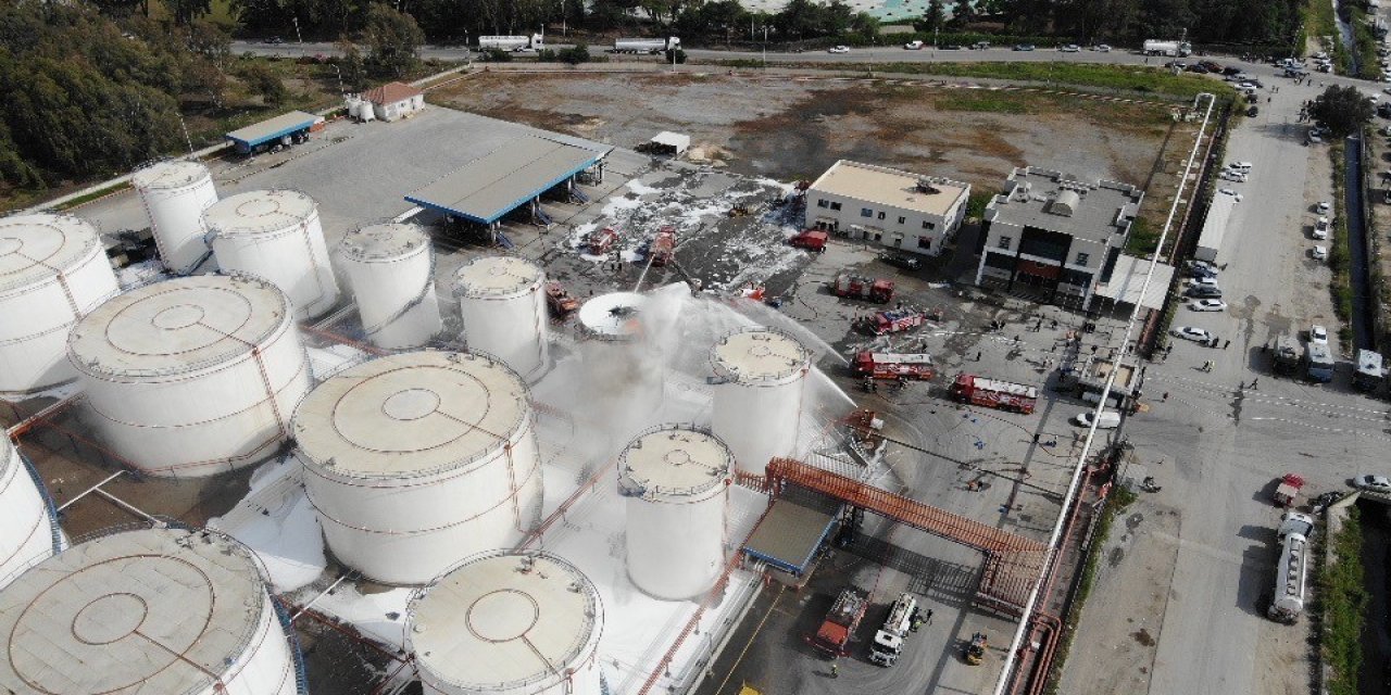 Mersin’de Yağ Fabrikasındaki Yangın Havadan Görüntülendi