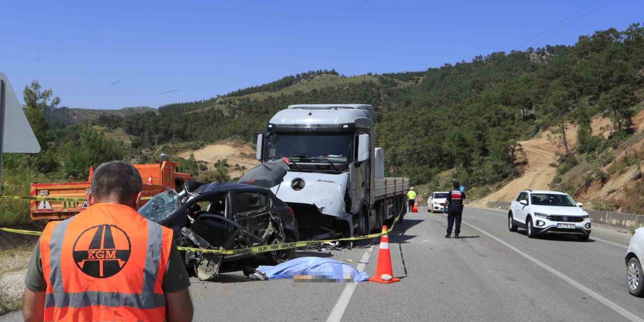 Mermer Yüklü Tırla Kafa Kafaya Çarpışan Otomobildeki Çift Hayatını Kaybetti