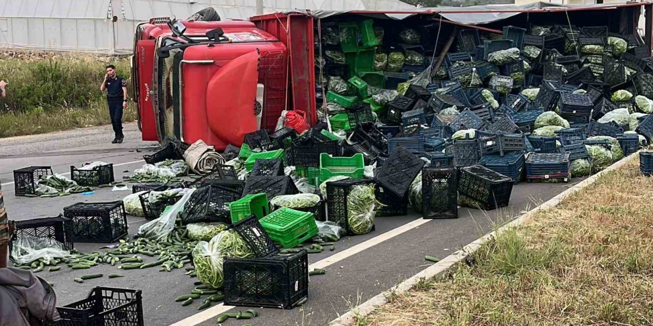 Antalya’da Sebze Yüklü Kamyon İle Motosiklet Çarpıştı: 3 Yaralı