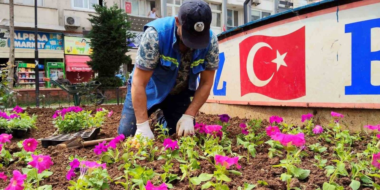 Akdeniz’de Parklar Bahara Hazır: 50 Bin Çiçek Toprakla Buluşacak