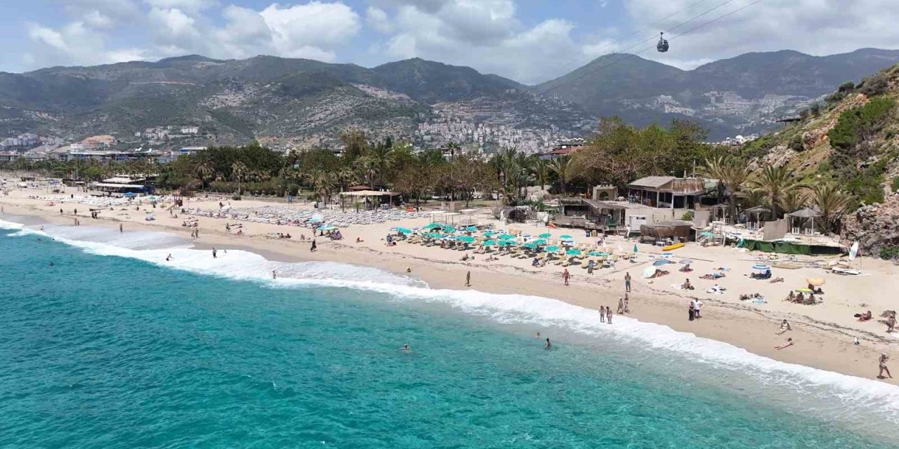 Alanya’da Yaz Havası Sahilleri Doldurdu