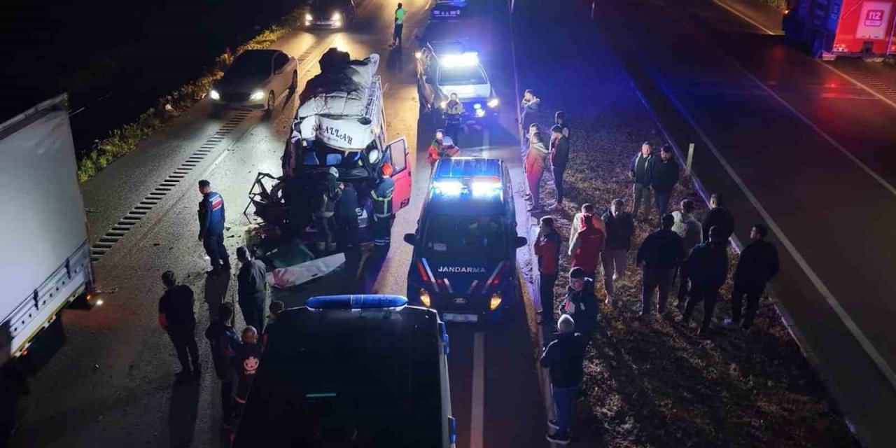 Tarım İşçilerini Taşıyan Minibüs Tıra Çarptı: 12 Yaralı