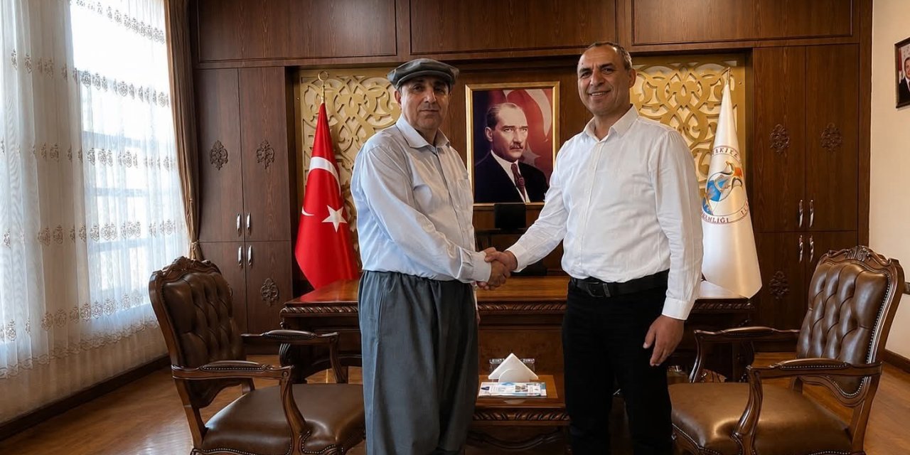 Silifke Kaymakamı Aslaner Şalvar Giyip Kasket Taktı, Çiftçilerin Gününü Kutladı