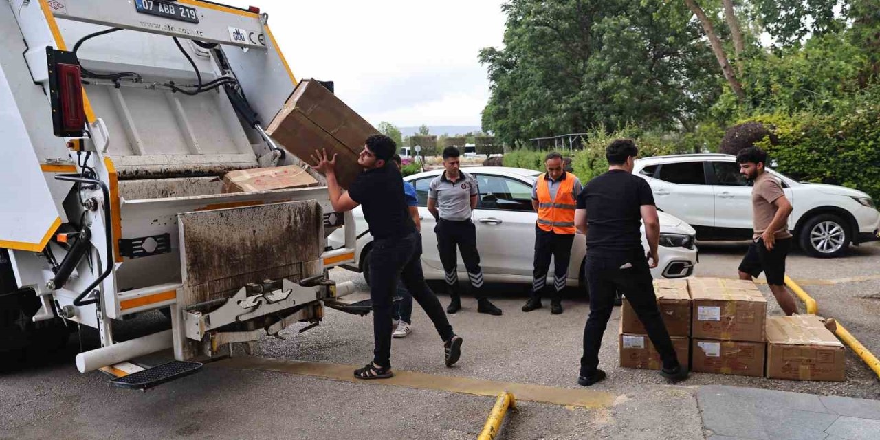 Otobüsle Usulsüz Taşınan Yaklaşık 1 Ton Yoğurt Antalya Otogarında İmha Edildi