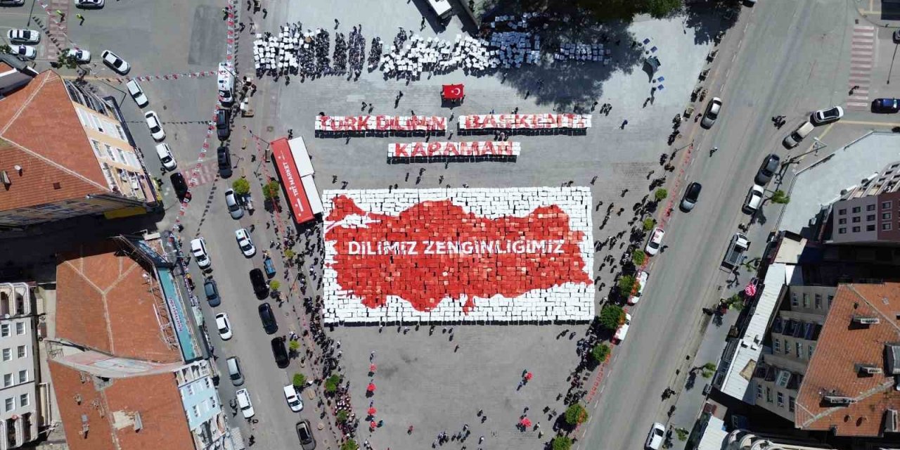 Karaman’da Öğrencilerden "yürüyen Sözlük" Gösterisi