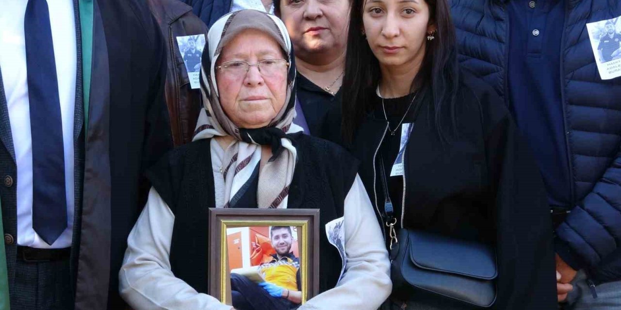 Duruşmaya Oğlunun Portresiyle Gelen Anne: "ne Olur Bir An Önce Ceza Verin De Buralara Gelmeyeyim"