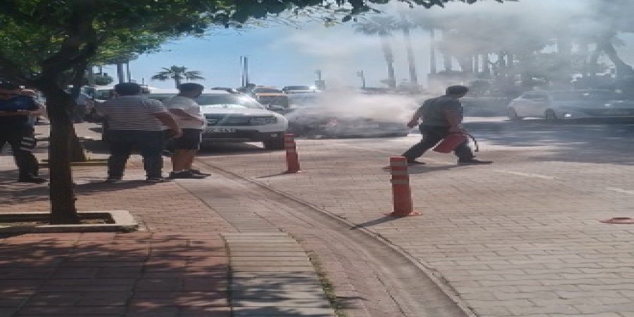 Alanya’da Otomobilin Motor Kısmından Dumanlar Yükseldi, Yangını Vatandaş Söndürdü