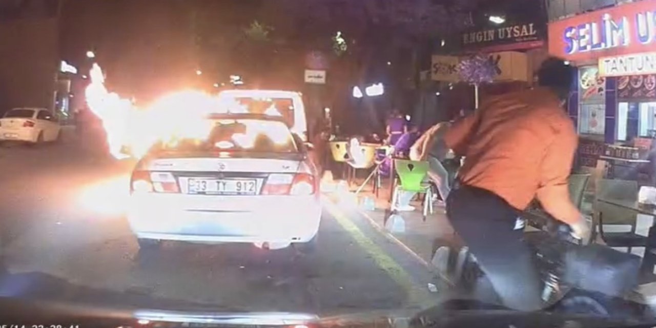 Mersin’de Motor Kısmından Alev Alan Otomobil Paniğe Neden Oldu