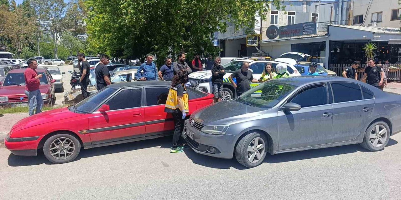 Kazaya Neden Olan Sürücü, Kendisini Durdurmak İsteyenlere Biber Gazı Sıktı